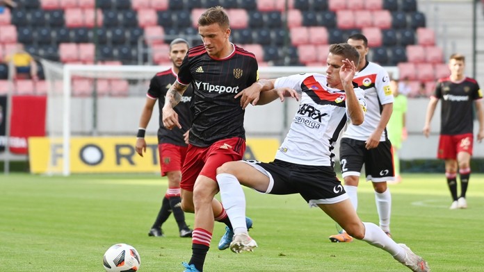 Na snímke vľavo hráč Trnavy Milan Ristovski a hráč Tatranu Dávid Filinský počas zápasu 3. kola Fortuna ligy.