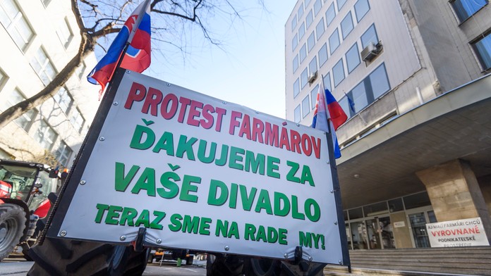Protestné zhromaždenie farmárov, gazdov, poľnohospodárov a roľníkov pred Ministerstvom pôdohospodárstva a rozvoja vidieka SR v Bratislave