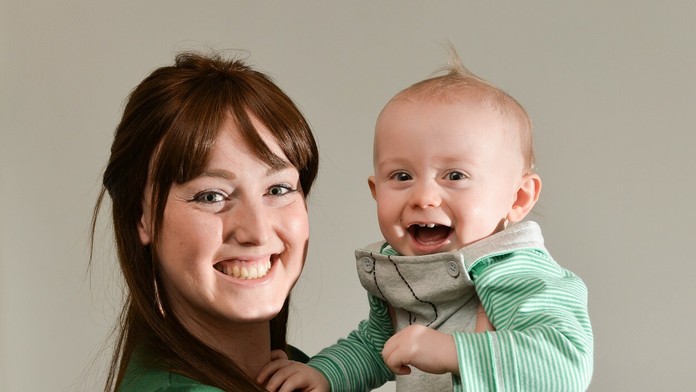 Šťastná Sarah so svojim malým hrdinom Teddym.