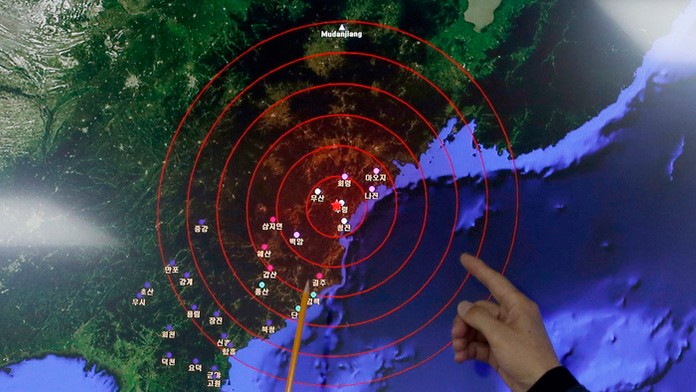 Juhokórejské námorné sily vypálili dnes varovné výstrely, aby odohnali dve severokórejské lode.