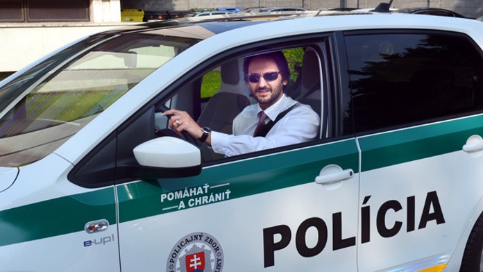 Vicepremiér a minster vnútra Robert Kaliňák prichádza na rokovanie vlády elekromobilom.