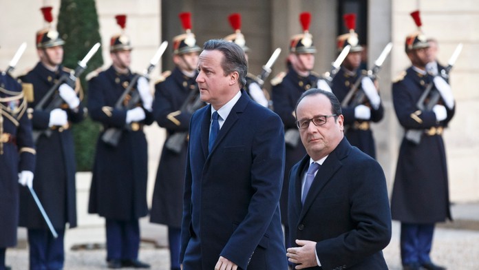 Britský premiér David Cameron (vľavo) a francúzsky prezident Francois Hollande