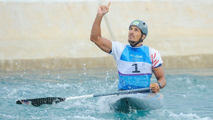 Matej Beňuš sa teší po finálovej jazde kategórie C1 vo vodnom slalome počas  XXXI. letných olympijských hier v Riu de Janeiro.