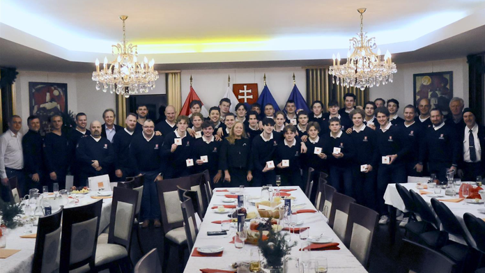 Slovenská dvadsiatka sa pred MS naladila Štedrou večerou. Chlapci si pochutili na viacerých dobrotách