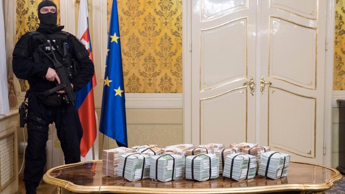 Na snímke je na stolíku milión eur, ktoré vtedajší premiér sľúbil za relevantné informácie k vyšetrovaniu závažného prípadu vraž