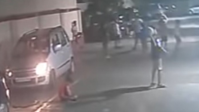 Žena práve zrazí chlapca.