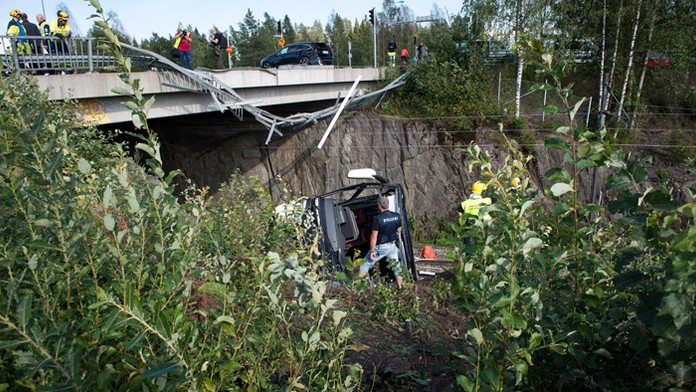 Pohľad na nehodu autobusu vo fínskom meste Kuopio, ktorý spadol na koľajnice.