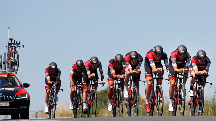 Tím BMC Racing počas počas jazdy na trati časovky družstiev na 35,5 km v 3. etape na pretekoch Tour de France.