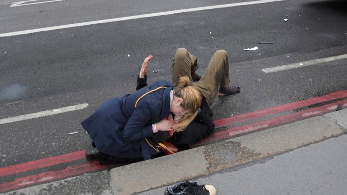 Obraz skazy, ale aj láskavosti. Zraneným po útoku v Londýne pomáhali cudzí ľudia