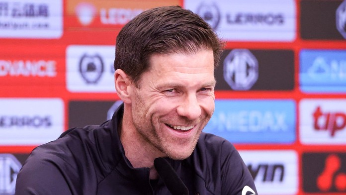 S Leverkusenom sa zapísal do histórie, no po sezóne odíde. Xabi Alonso by sa mal presunúť ku gigantovi