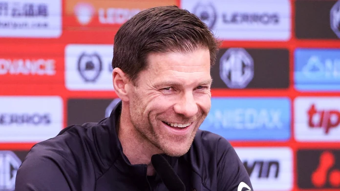 S Leverkusenom sa zapísal do histórie, no po sezóne odíde. Xabi Alonso by sa mal presunúť ku gigantovi