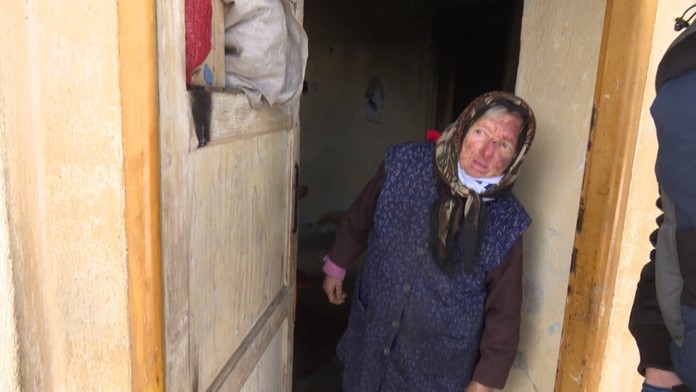 Júlia sa bojí bývať sama.