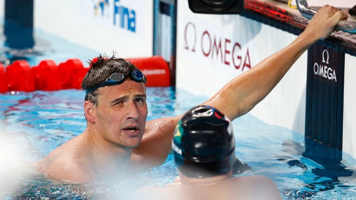 Ryan Lochte (USA) si kontroluje čas po víťazstve vo finále na 200 metrov polohové preteky na MS.