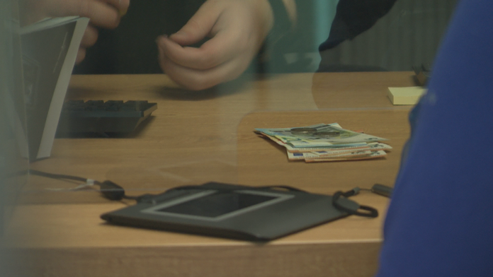 Ukrajinci si už vedia na Slovensku vymeniť hrivny za eurá. Prekvapením je predvojnový výmenný kurz