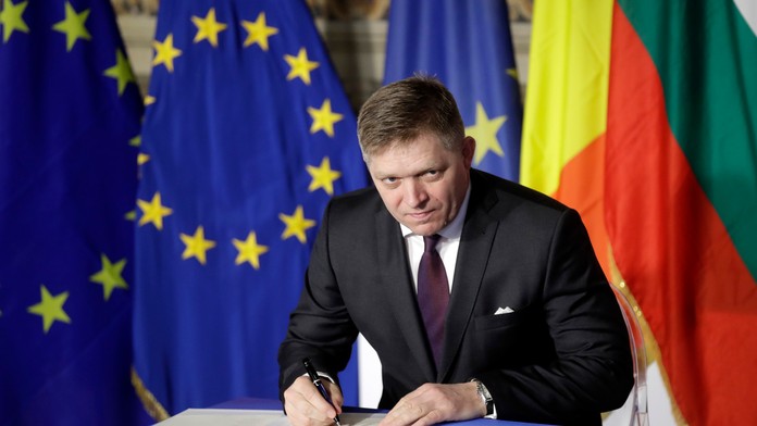 Slovenský premiér Robert Fico podpisuje spoločné vyhlásenie – Rímsku deklaráciu šéfov štátov a vlád 27 členských krajín EÚ.