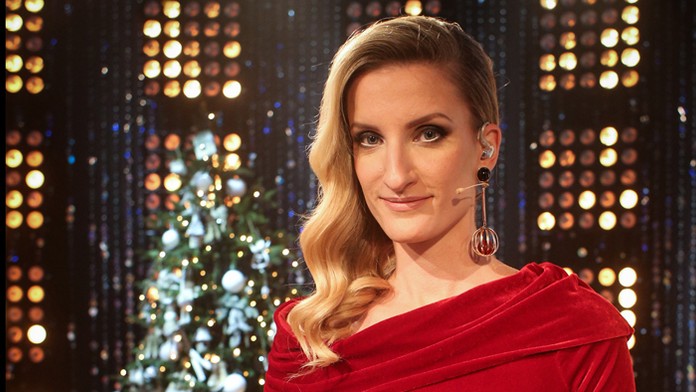 Cestujúcich odváža autobus hasičov.