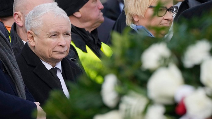 Poľský vicepremiér Jaroslaw Kaczyňski (vľavo) vzdáva úctu svojmu bratovi a bývalému poľskému prezidentovi Lechovi Kaczyňskému.