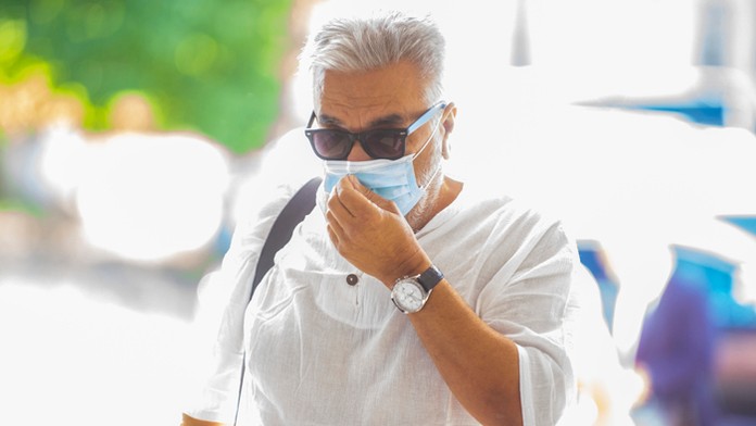 Obžalovaný Štefan Ágh prichádza na pojednávanie.