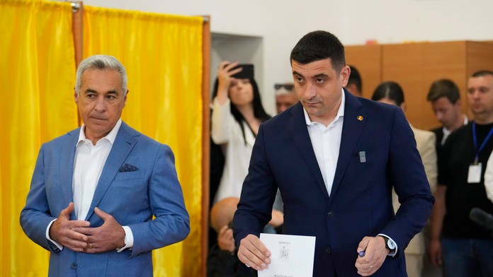 Voliči v opakovaných voľbách rozhodujú o novom prezidentovi. Najväčšie šance má krajne pravicový kandidát