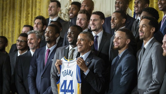 Hráči Golden State Warriors - šampióni NBA z roku 2015 s vtedajším prezidentom USA Barackom Obamom.