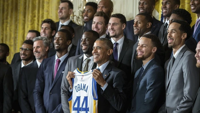 Hráči Golden State Warriors - šampióni NBA z roku 2015 s vtedajším prezidentom USA Barackom Obamom.