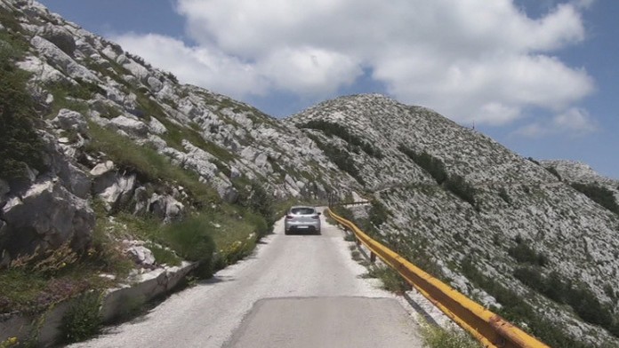 Cesta na najvyšší vrch Národného parku Biokovo nad Makarskou riviérou.