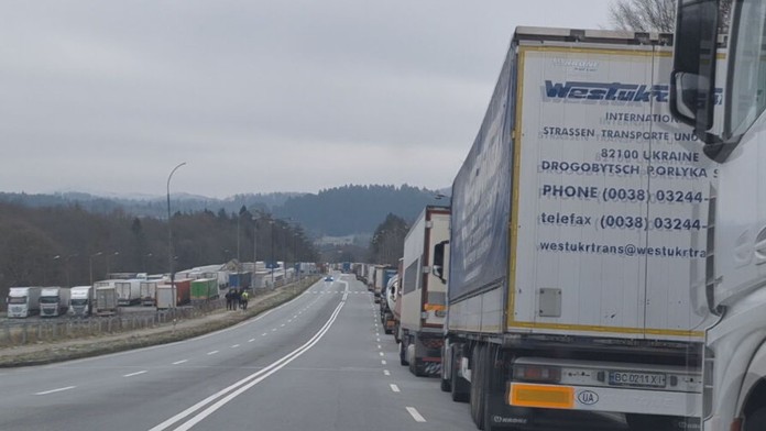 Poľský premiér nalieha na EÚ, aby opäť zaviedla povolenky pre kamióny z Ukrajiny