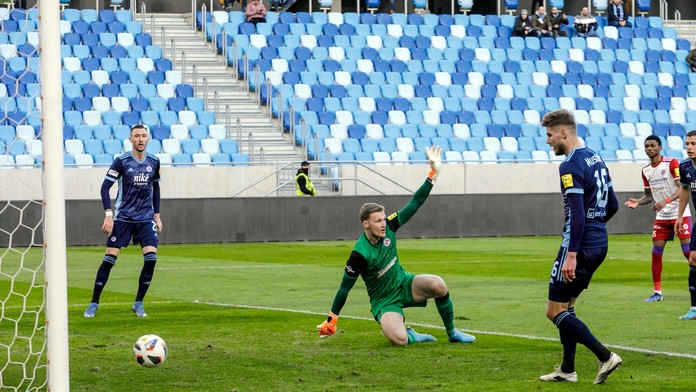 Na snímke v strede brankár Henrich Ravas (Senica) a Alen Mustafič (Slovan) v zápase 20. kola Fortuna ligy..jpg