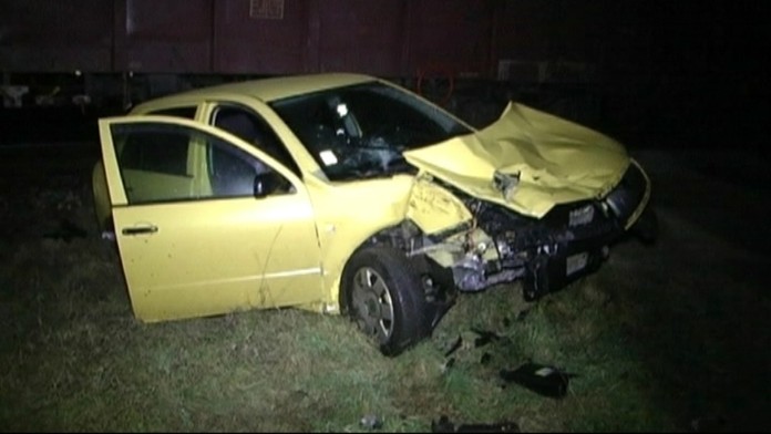 Auto vrazilo doi vlaku 