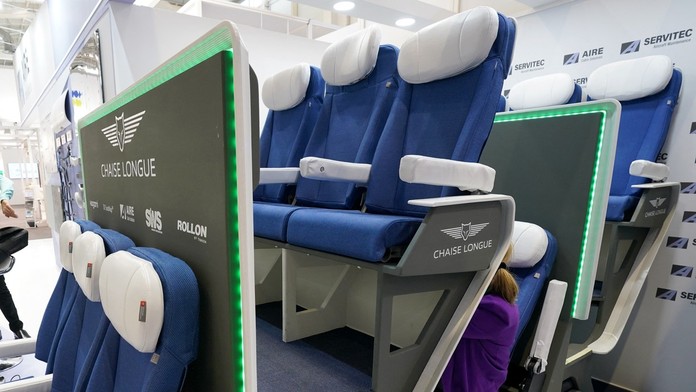 Dvojposchodové sedenie v lietadle