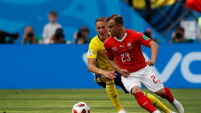 Hráč Švajčiarska Xherdan Shaqiri (vpravo) a hráč Švédska Ludwig Augustinsson v súboji o loptu v zápase osemfinále MS 2018.