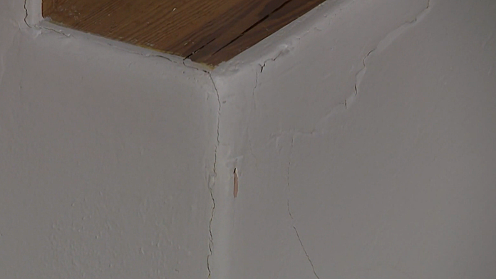 Praskliny v stenách po zemetrasení. 