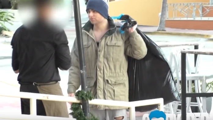 Známy YouTuber predviedol, ako sa ľudia správajú k ostatným, keď ide o vzhľad. 