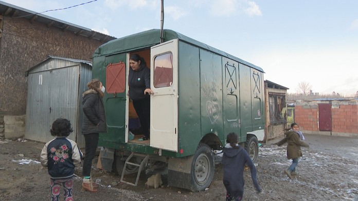 Janka sa stará o vzdelanie detí z Huncoviec, vyučovacie hodiny absolvujú v maringotke