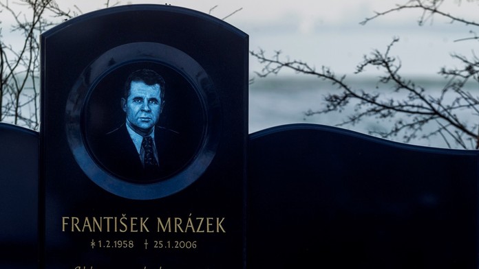 Najznámejšieho českého mafiána – Kmotra Mrázka – mal podľa vyšetrovateľov zabiť Slovák