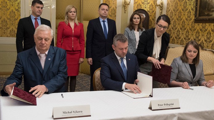 Odborári a premiér sa dohodli na najvýraznejšom zvyšovaní platov štátnych zamestnancov. 