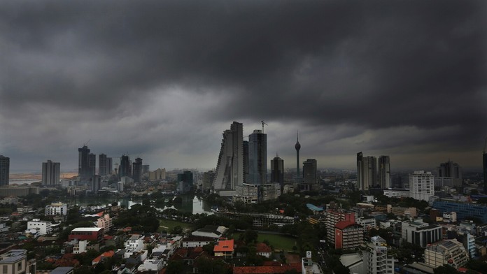 Zdemolované auto pred pražským klubom.