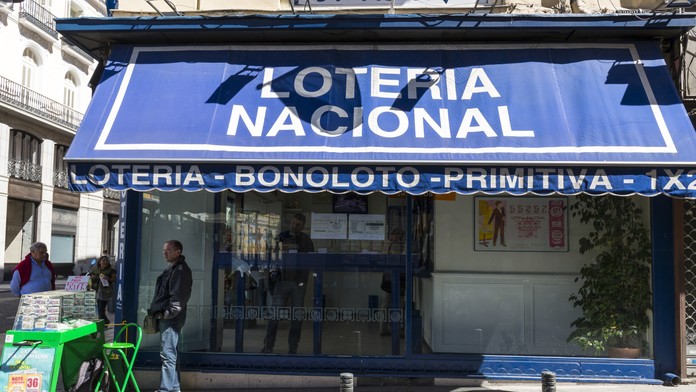 Nešťastie v láske, šťastie v hre. Zadlženú ženu, ktorú opustil manžel, zachránil dvojitý jackpot v lotérii