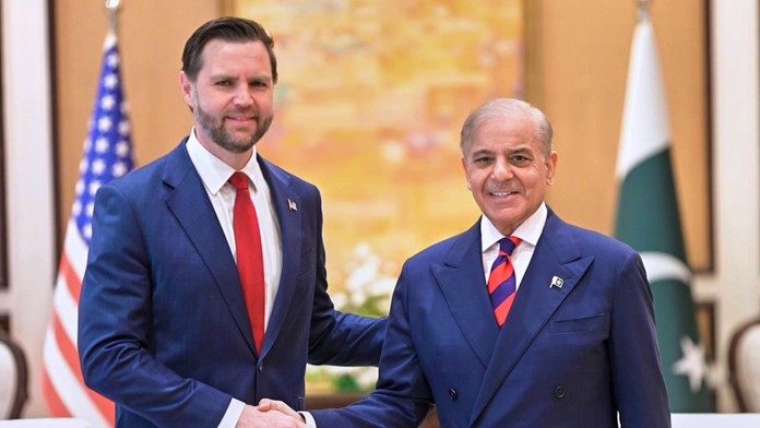 Na snímke viceprezident USA J.D. Vance (vľavo) a pakistanský premiér Šáhbáz Šaríf si podávajú ruky počas ich stretnutia v Islamabade