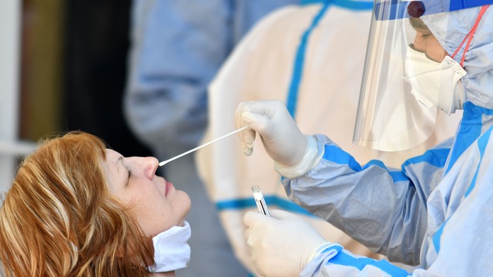 Pozitivita PCR testov je stále vysoká. Pribudlo sedem obetí covidu