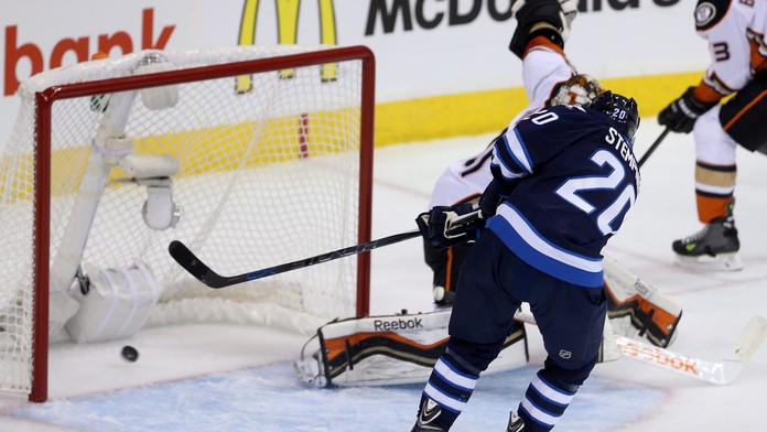 Hokejista Winnipegu Jets Lee Stempniak strieľa gól v treťom zápase štvrťfinále Západnej konferencie zámorskej NHL Winnipeg Jets 