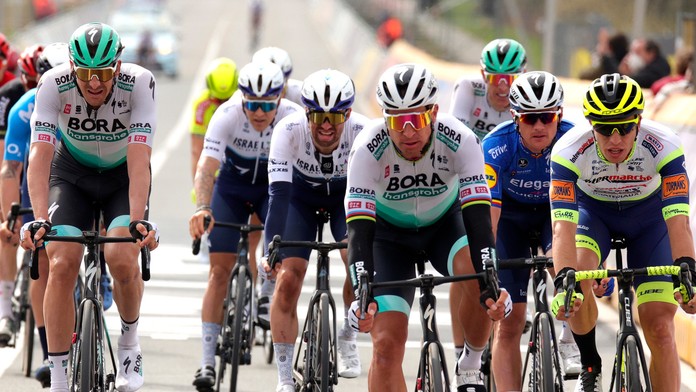 Slovenský cyklista Peter Sagan (uprostred) z tímu Bora-Hansgrohe počas pretekov Okolo Flámska 4. apríla 2021 v belgickom Oudenaa