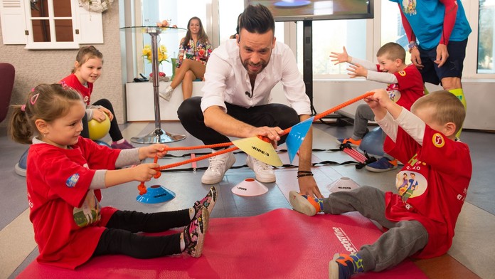 Roman Juraško cvičí s deťmi zo Sport Kids Academy