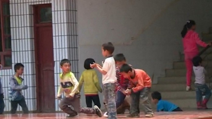 O deti sa rodičia nestarali a nikto im nepomohol.