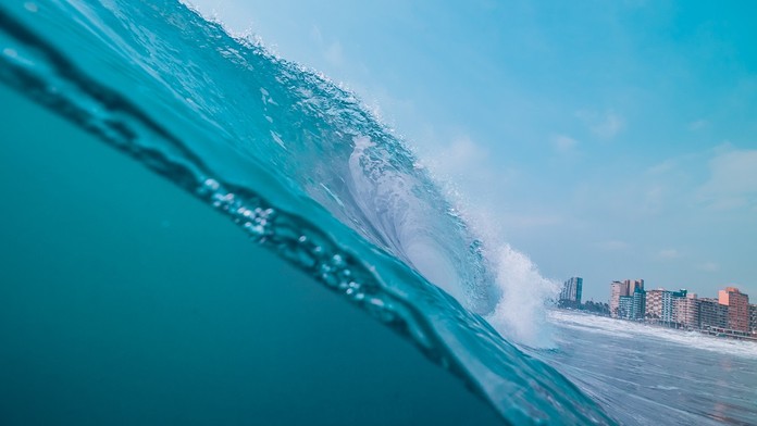Z mora sa náhle zdvihla obrovská vlna. Exotická dovolenka sa v sekunde zmenila na boj o život