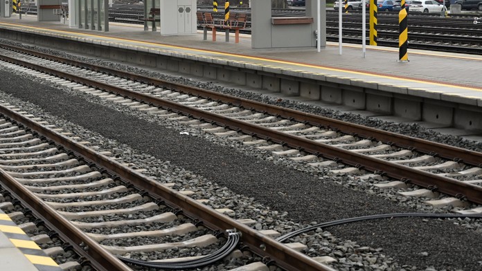 Mimoriadna udalosť na trati. Rušňovlak prešiel návestidlo Stoj