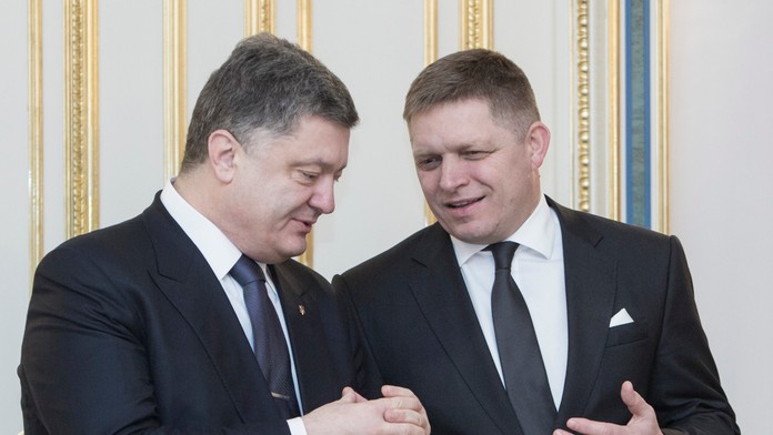 Ukrajinský prezident Petro Porošenko (vľavo) a slovenský premiér Robert Fico