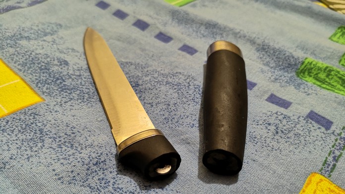 Muž sa snažil dobodať matku, zastavila ho zlomená čepeľ. Strašne nekvalitný výrobok, sťažoval sa na súde