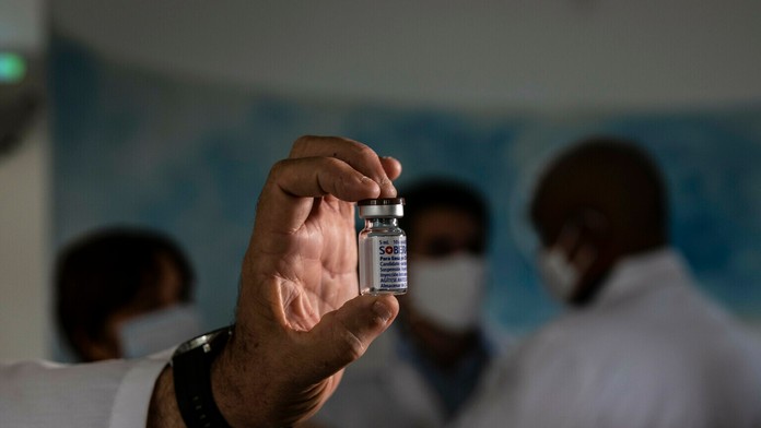 Miloš Svrček (Sme rodina) s ochrannými rukavicami skladá poslanecký sľub