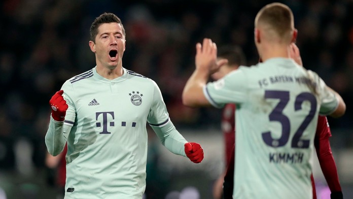Robert Lewandowski z Bayernu oslavuje gól na pôde Hannoveru.